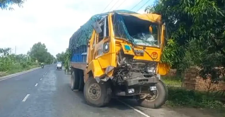 দুর্ঘটনায় ক্ষতিগ্রস্ত ট্রাক